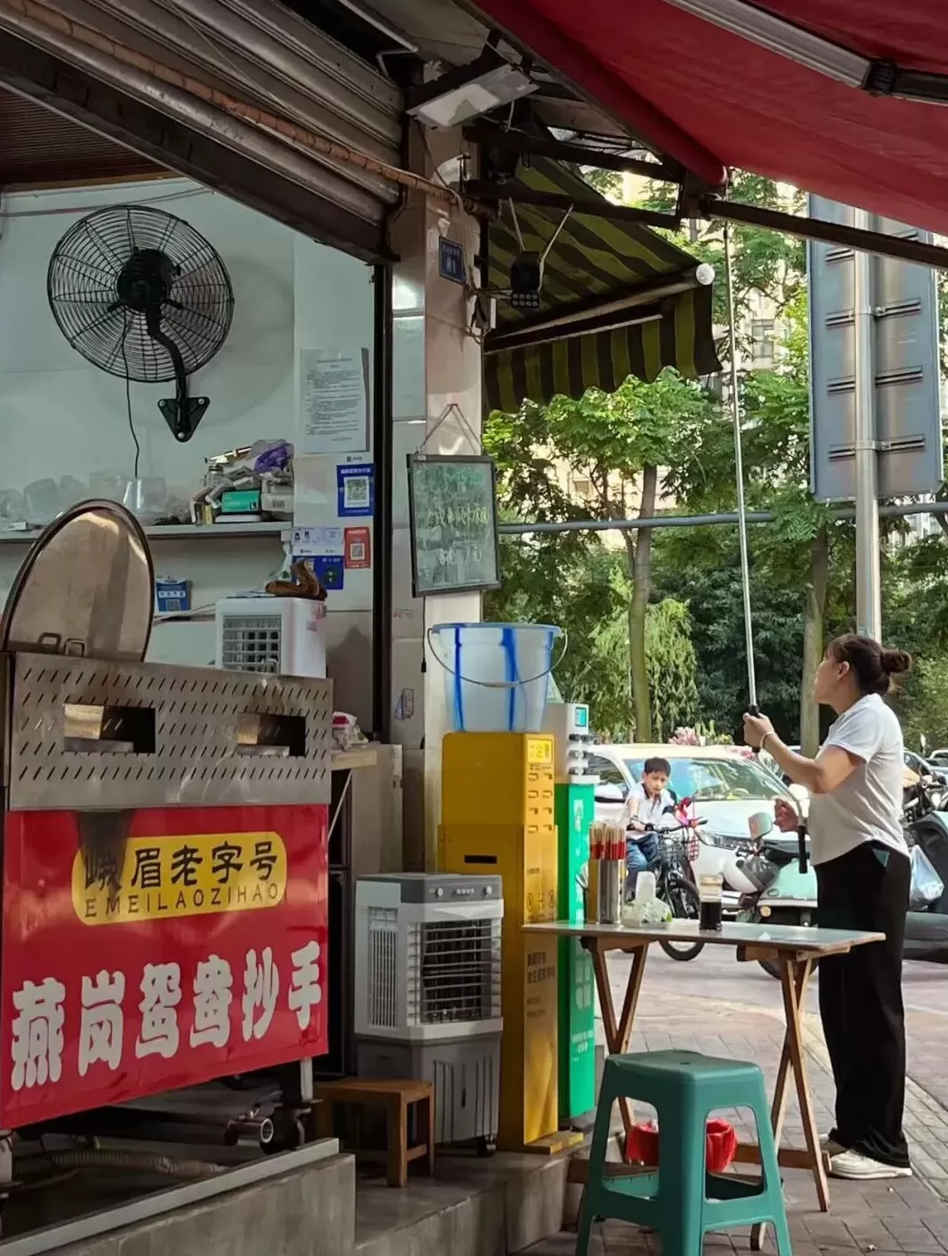 疯狂抄手里的芹菜 夜雨丨陈利民:鲜抄手的味道