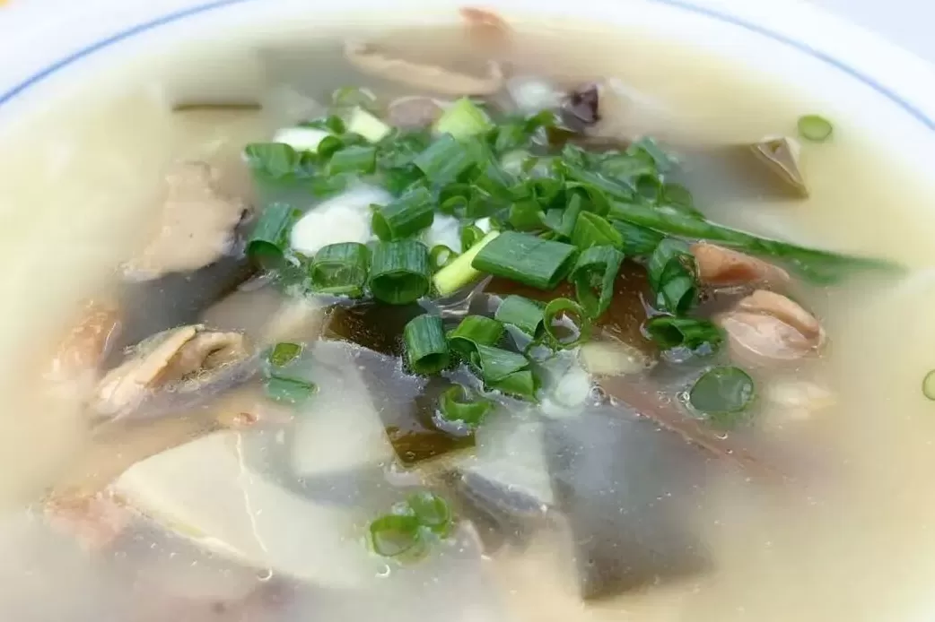 疯狂抄手里的芹菜 夜雨丨陈利民:鲜抄手的味道