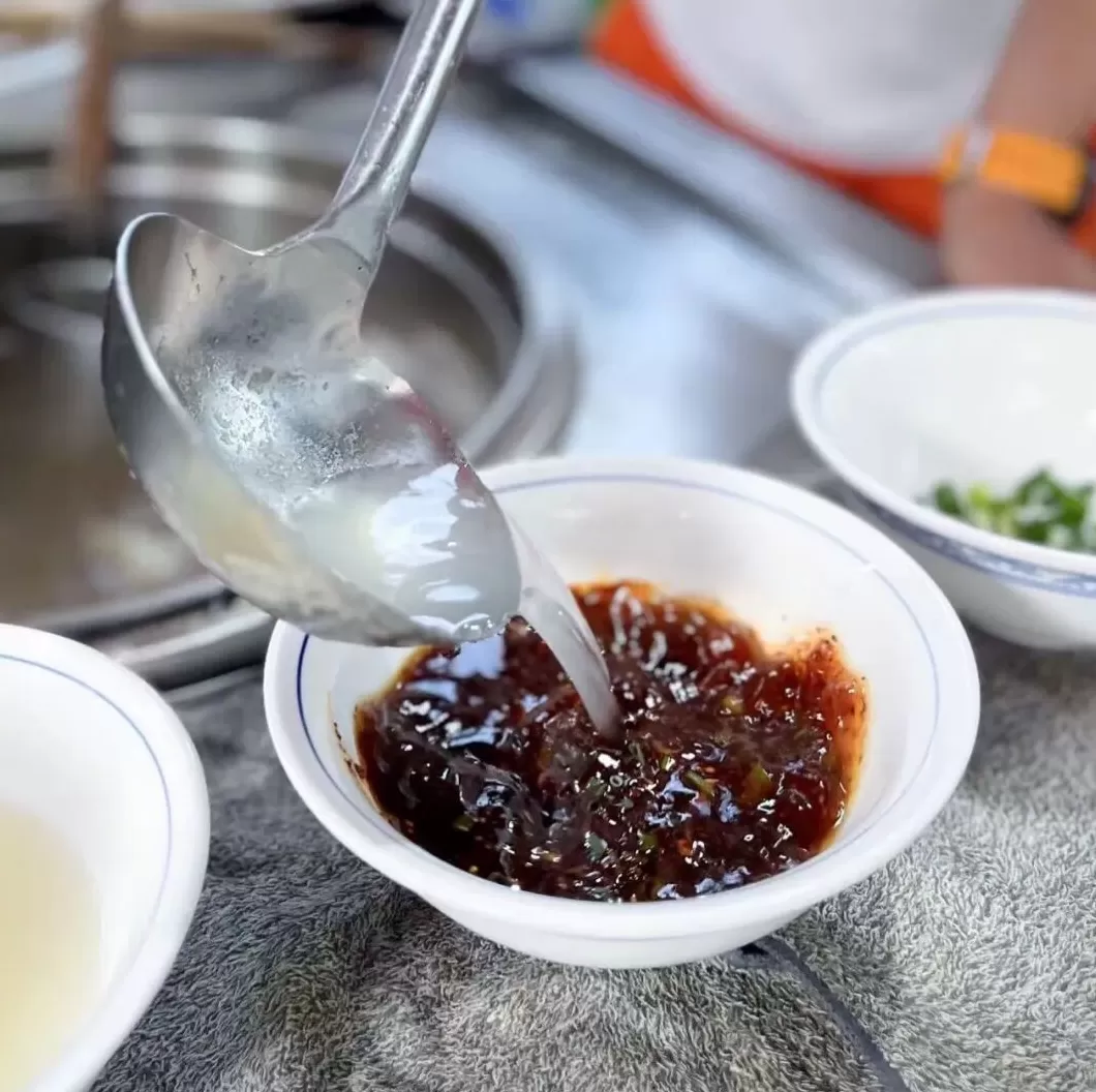 疯狂抄手里的芹菜 夜雨丨陈利民:鲜抄手的味道