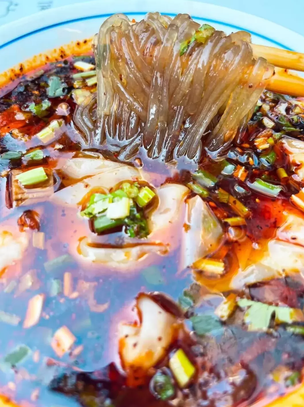 疯狂抄手里的芹菜 夜雨丨陈利民:鲜抄手的味道