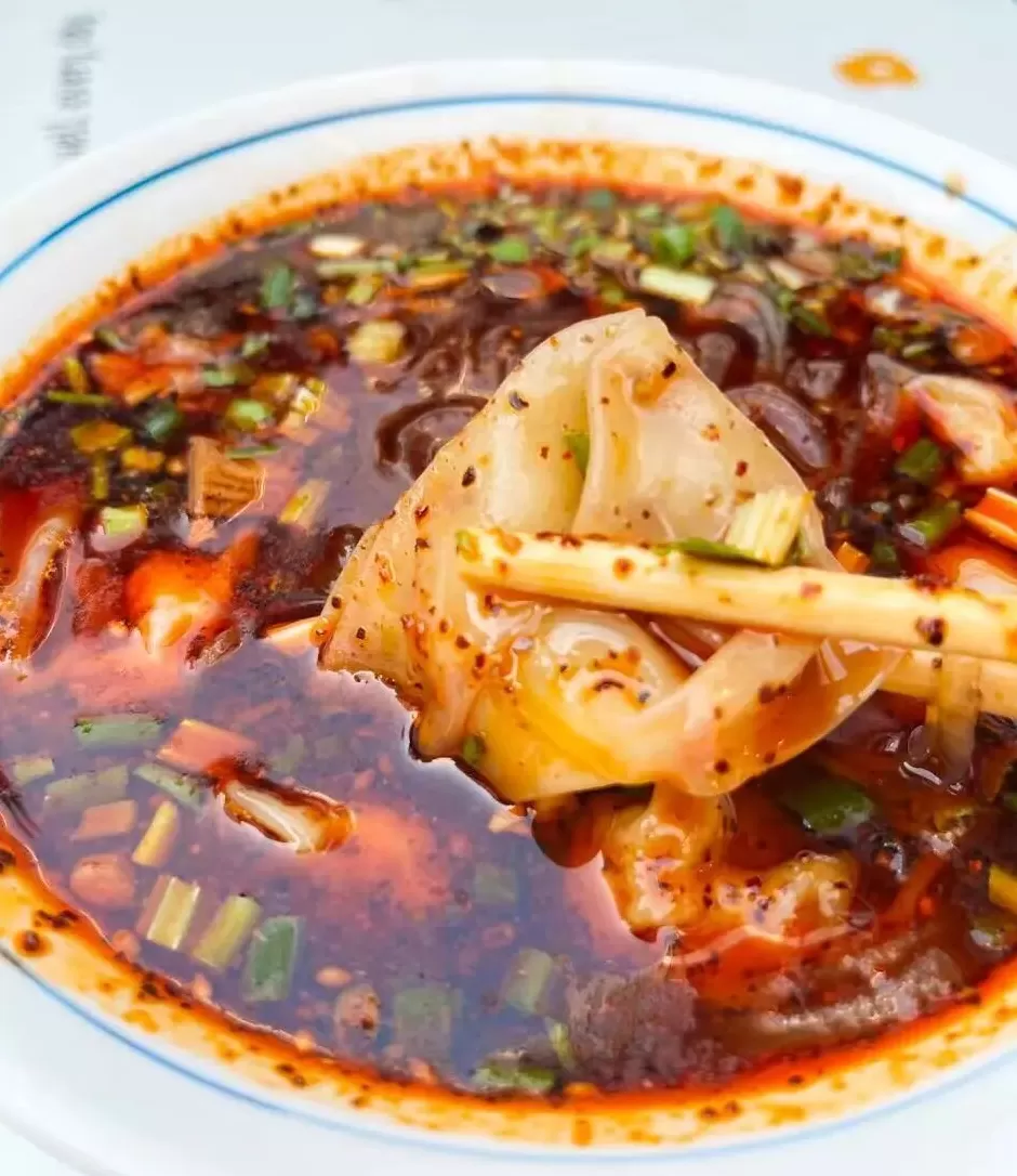 疯狂抄手里的芹菜 夜雨丨陈利民:鲜抄手的味道
