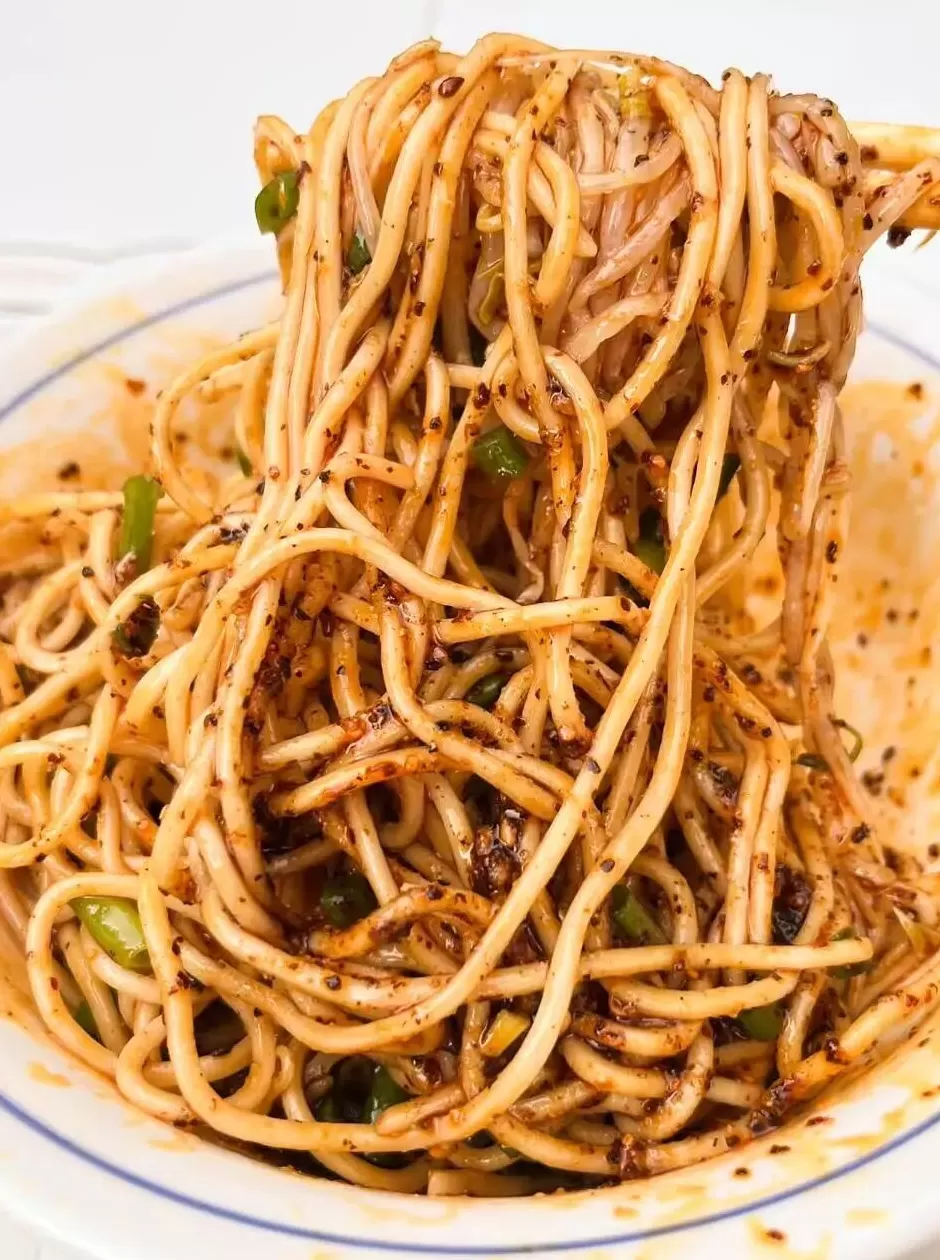 疯狂抄手里的芹菜 夜雨丨陈利民:鲜抄手的味道