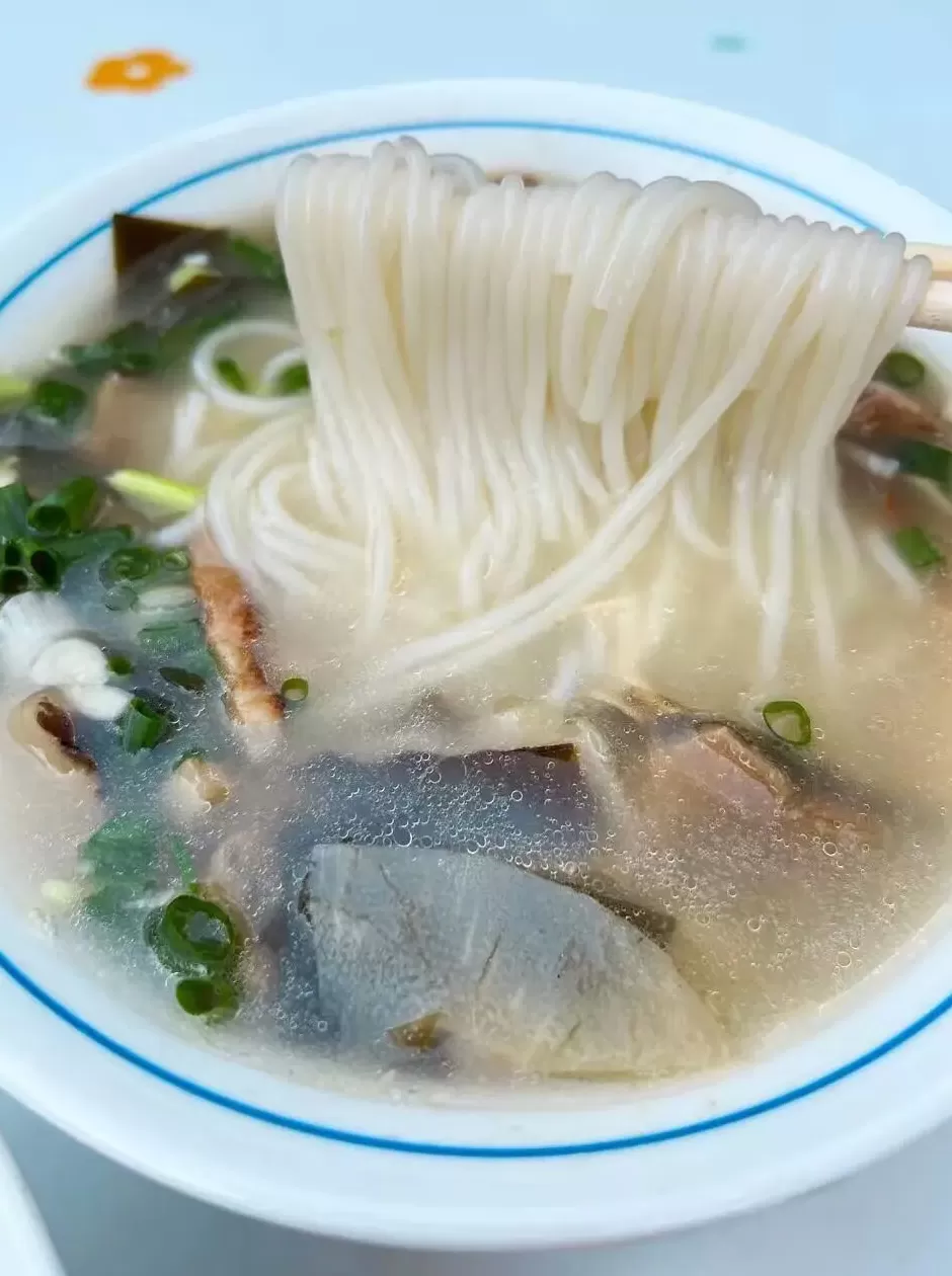 疯狂抄手里的芹菜 夜雨丨陈利民:鲜抄手的味道
