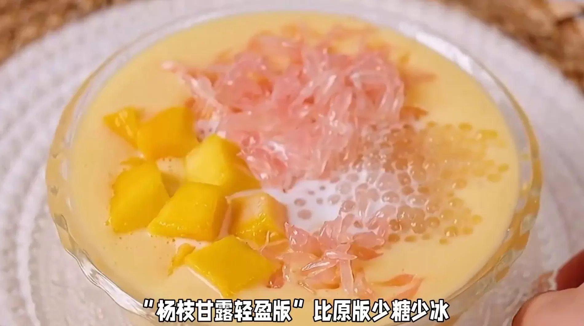 饮品店菜单图片 抄作业!上海超火饮品店设计案例:小空间创意布局引爆客流