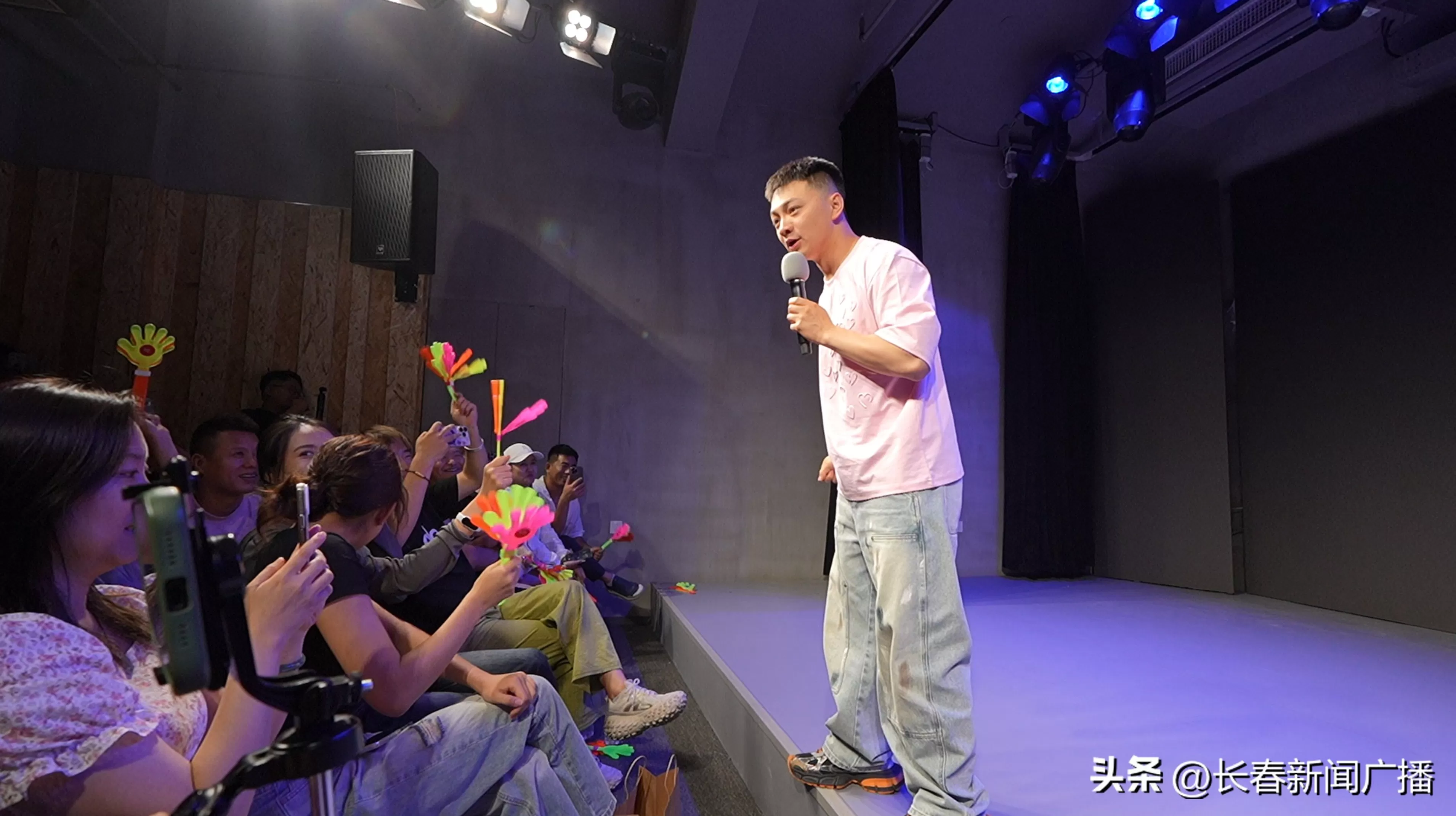 电视背景墙加盟长春 雪饼猴惊喜加盟!长春春京西剧说剧场首发剧《喜都电台》爆笑启幕