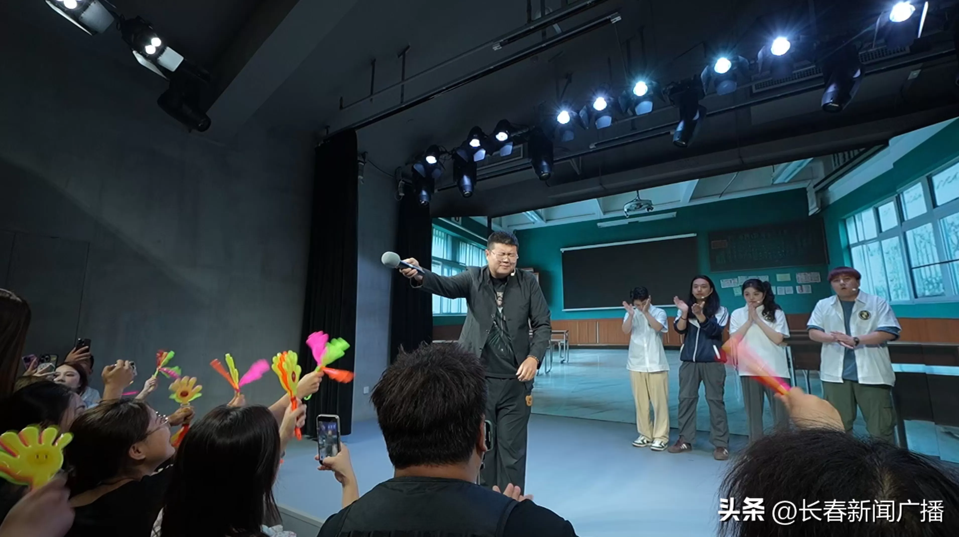 电视背景墙加盟长春 雪饼猴惊喜加盟!长春春京西剧说剧场首发剧《喜都电台》爆笑启幕