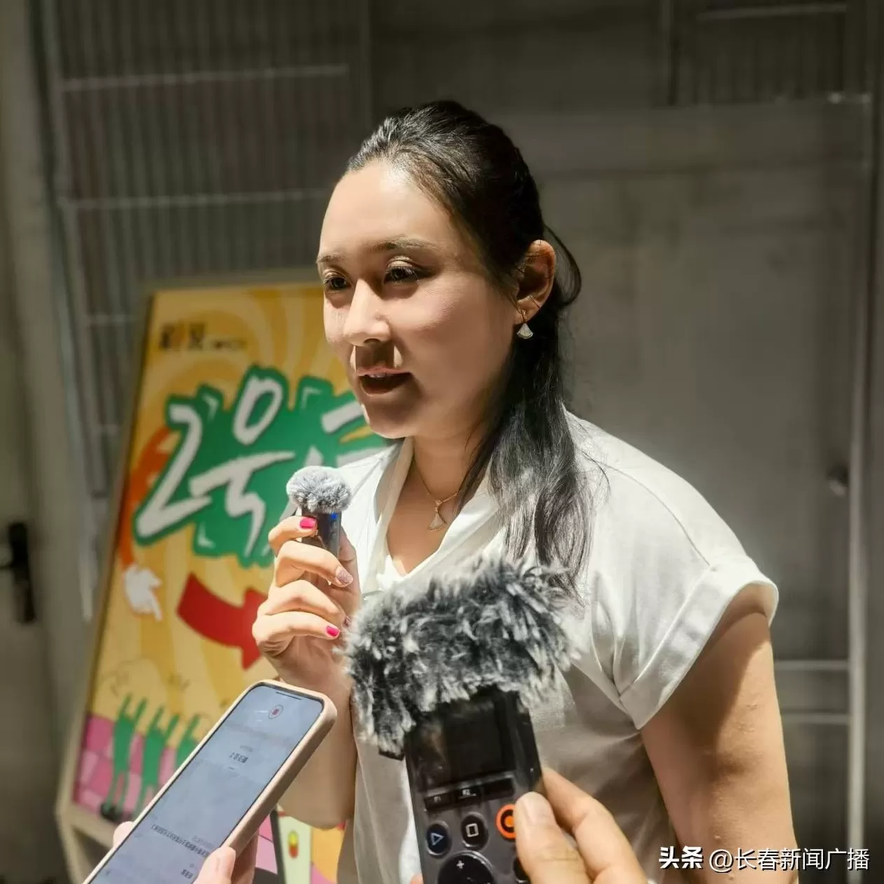 电视背景墙加盟长春 雪饼猴惊喜加盟!长春春京西剧说剧场首发剧《喜都电台》爆笑启幕