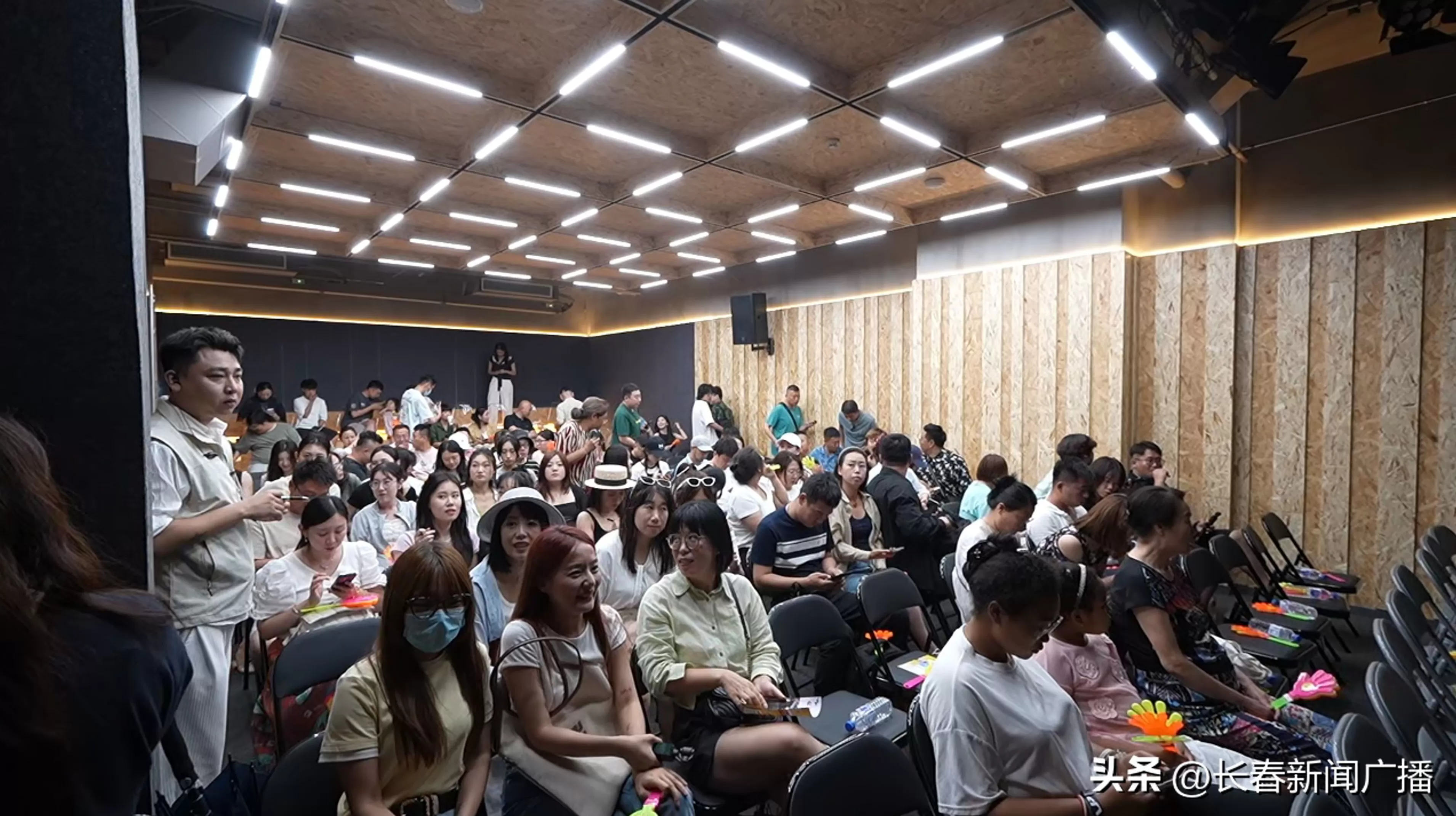 电视背景墙加盟长春 雪饼猴惊喜加盟!长春春京西剧说剧场首发剧《喜都电台》爆笑启幕