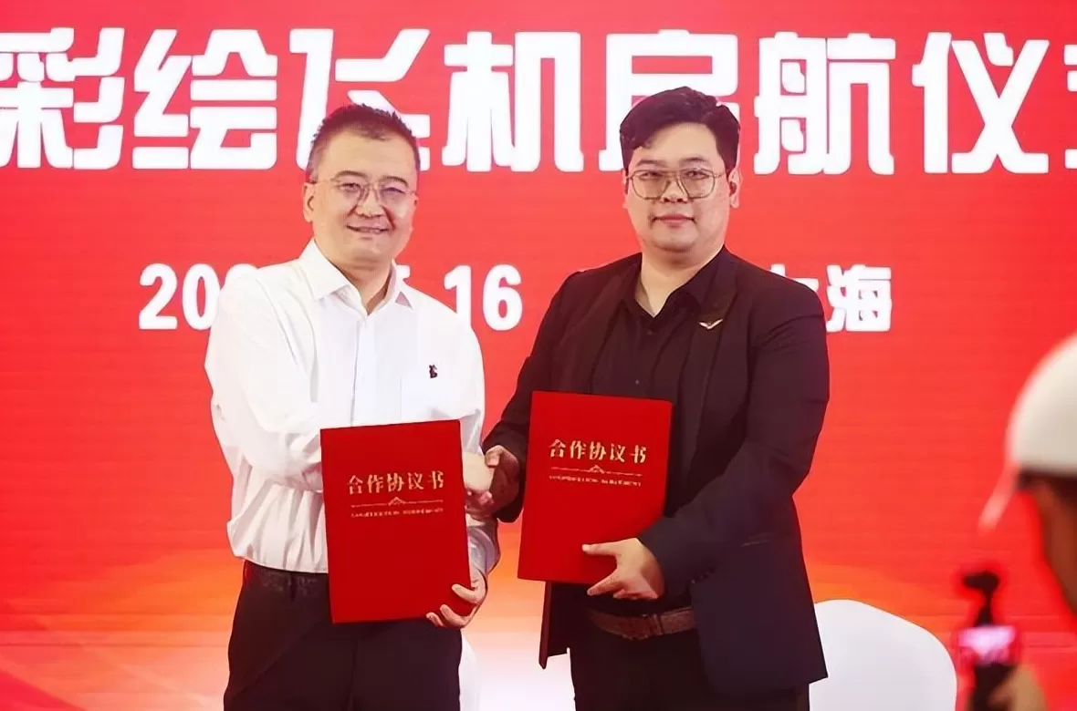 饮品店音乐彩绘 青岛啤酒健康饮品携手春秋航空 彩绘飞机首航仪式暨战略合作签约礼举行