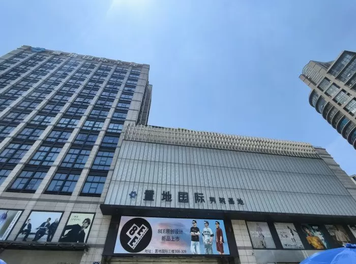 男装代理商拿货折扣 290亿江阴男装豪门，狂卖打折大牌图2