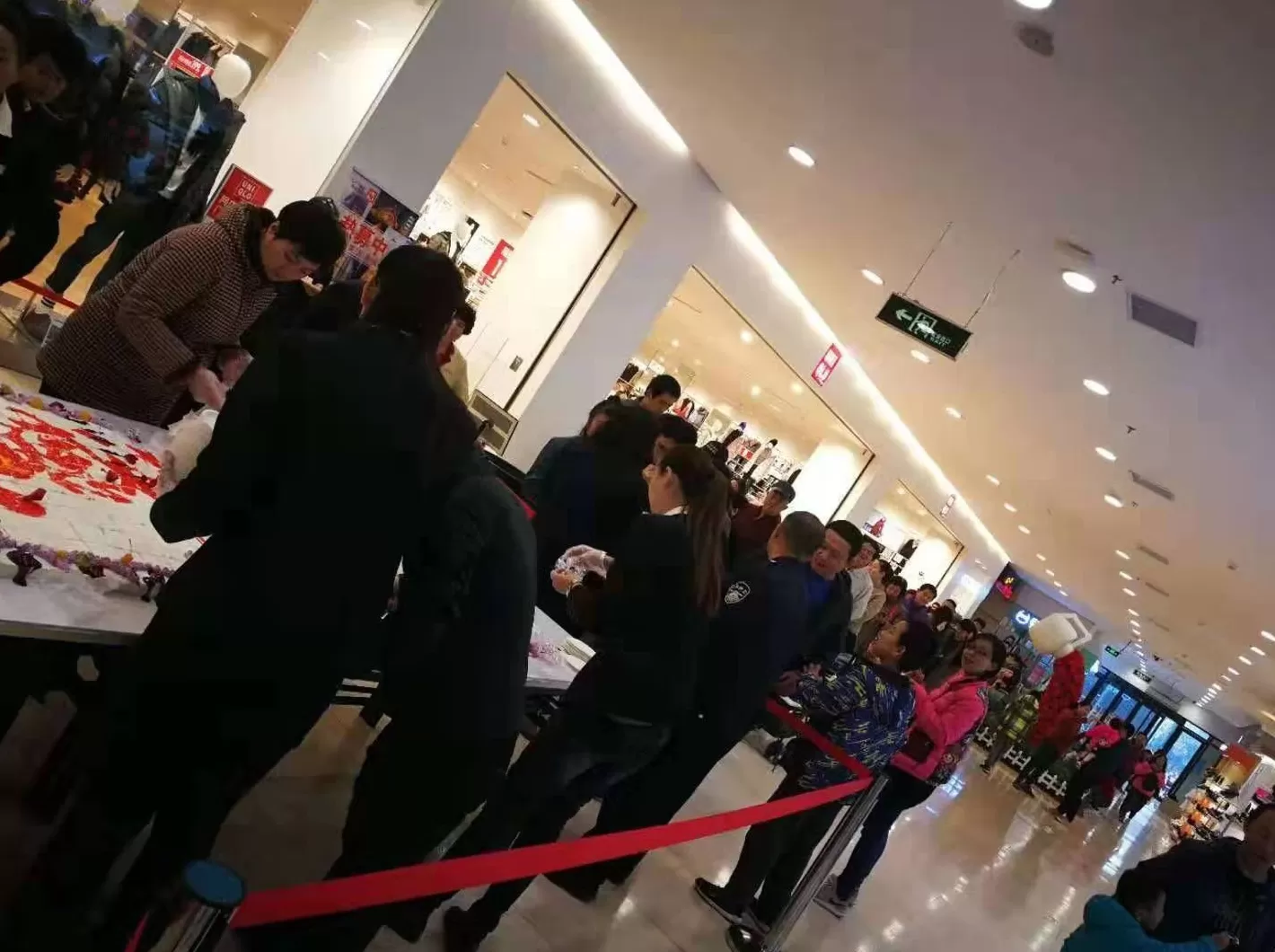 绘本男装有网店吗 您还记得人民商场感恩节吗?今年比“进价”更实惠,赶紧带家人一起来逛逛