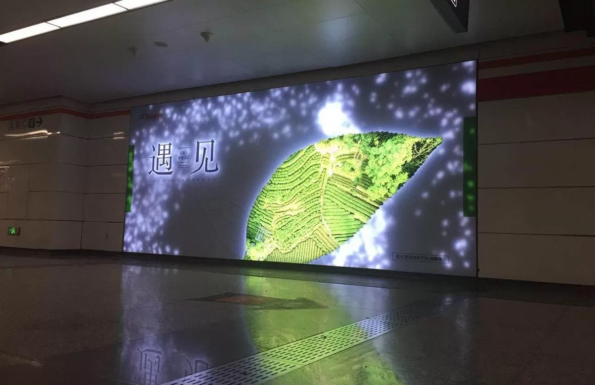饮品店旋转灯箱 动感灯箱凭什么成商家新宠?动态吸睛+高性价比的双重密码