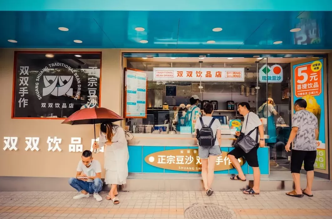饮品店旋转灯箱 动感灯箱凭什么成商家新宠?动态吸睛+高性价比的双重密码