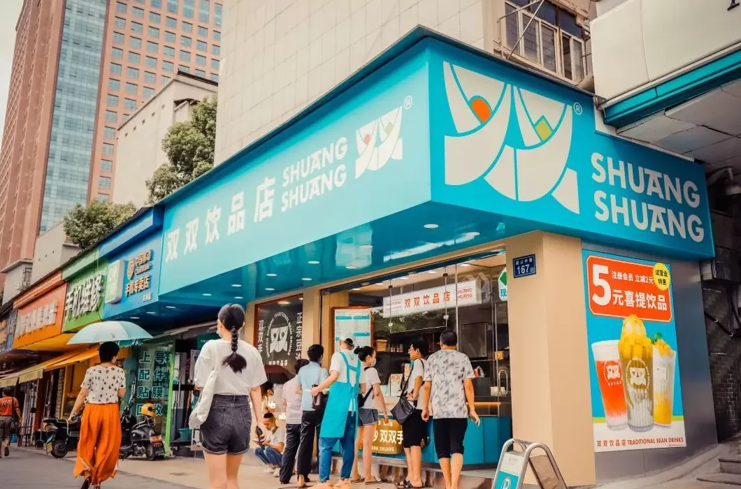 饮品店旋转灯箱 动感灯箱凭什么成商家新宠?动态吸睛+高性价比的双重密码