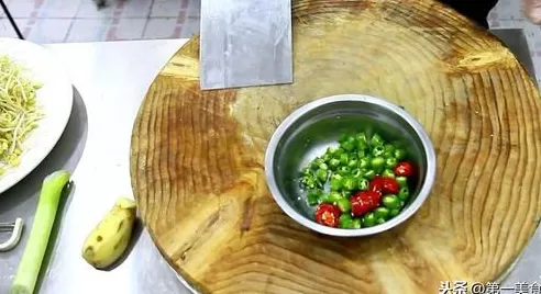 豆芽在线观看免费高清电视剧 厨师长做一道小炒黄豆芽,地道农家菜,越嚼越香,家里最常吃