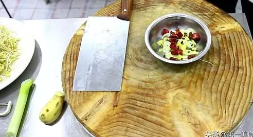 豆芽在线观看免费高清电视剧 厨师长做一道小炒黄豆芽，地道农家菜，越嚼越香，家里最常吃图3