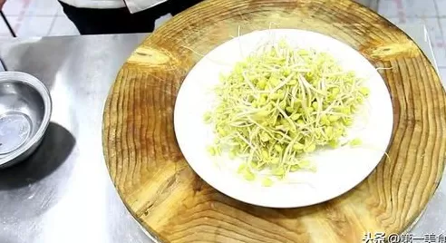 豆芽在线观看免费高清电视剧 厨师长做一道小炒黄豆芽，地道农家菜，越嚼越香，家里最常吃图2