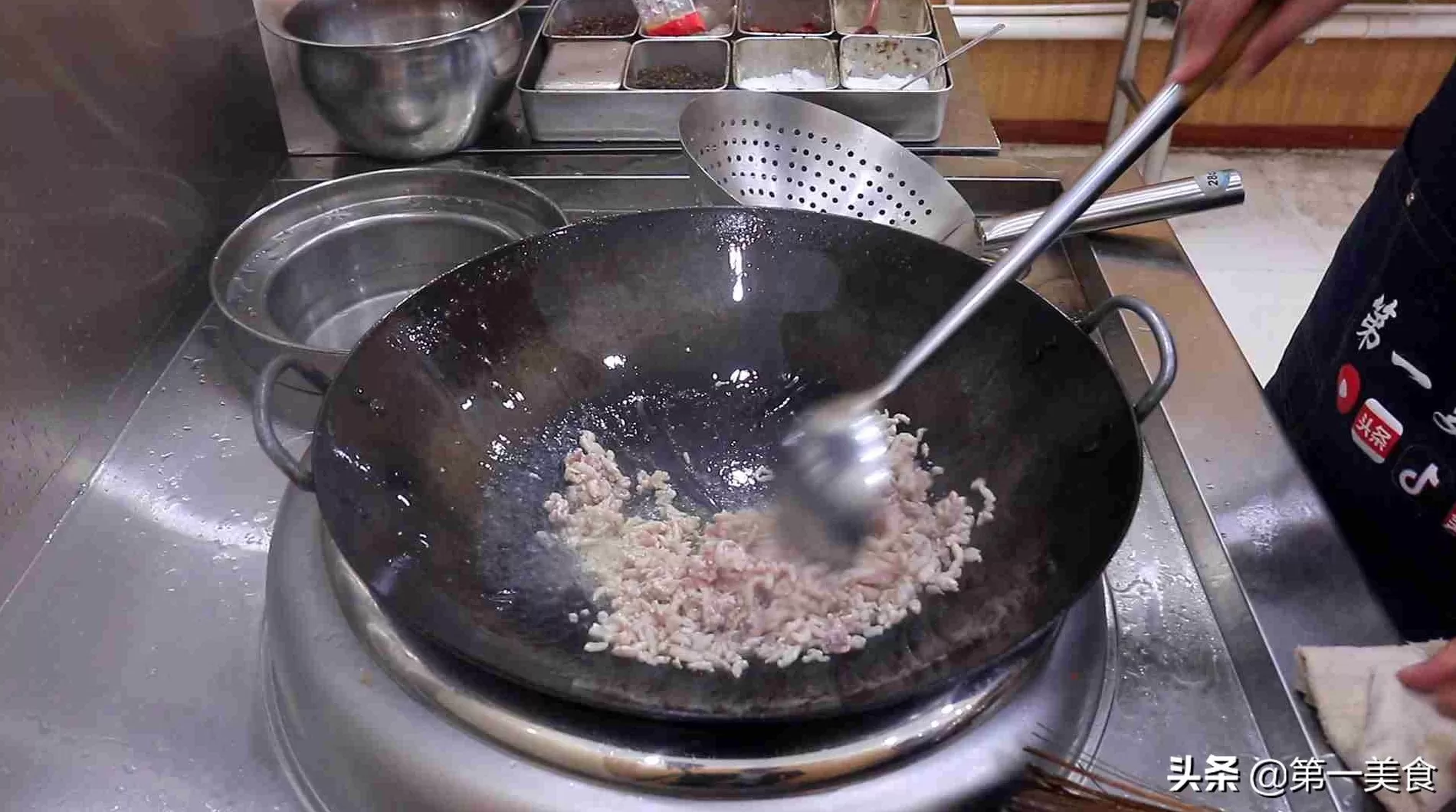豆芽在线观看免费高清电视剧 厨师长做一道小炒黄豆芽,地道农家菜,越嚼越香,家里最常吃