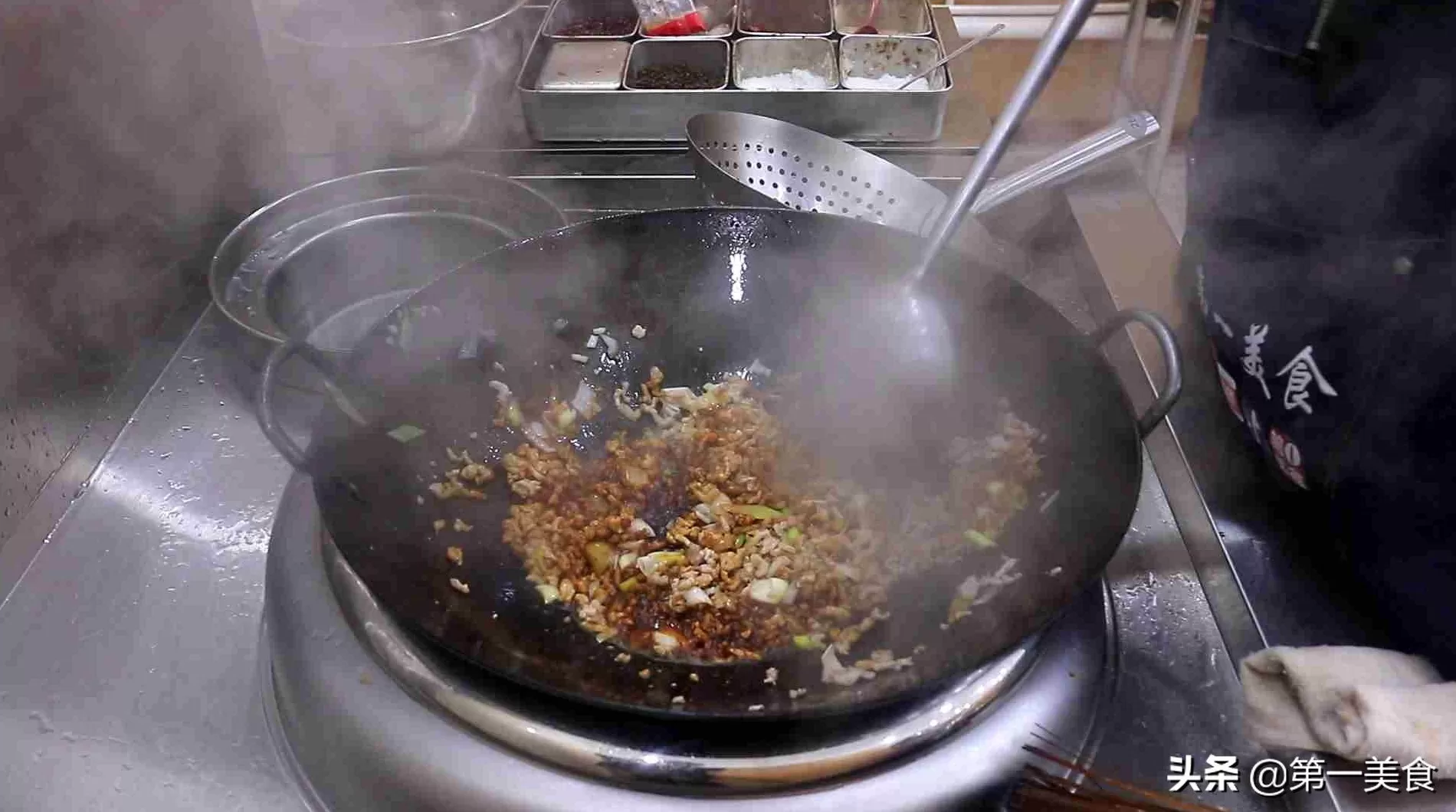 豆芽在线观看免费高清电视剧 厨师长做一道小炒黄豆芽,地道农家菜,越嚼越香,家里最常吃