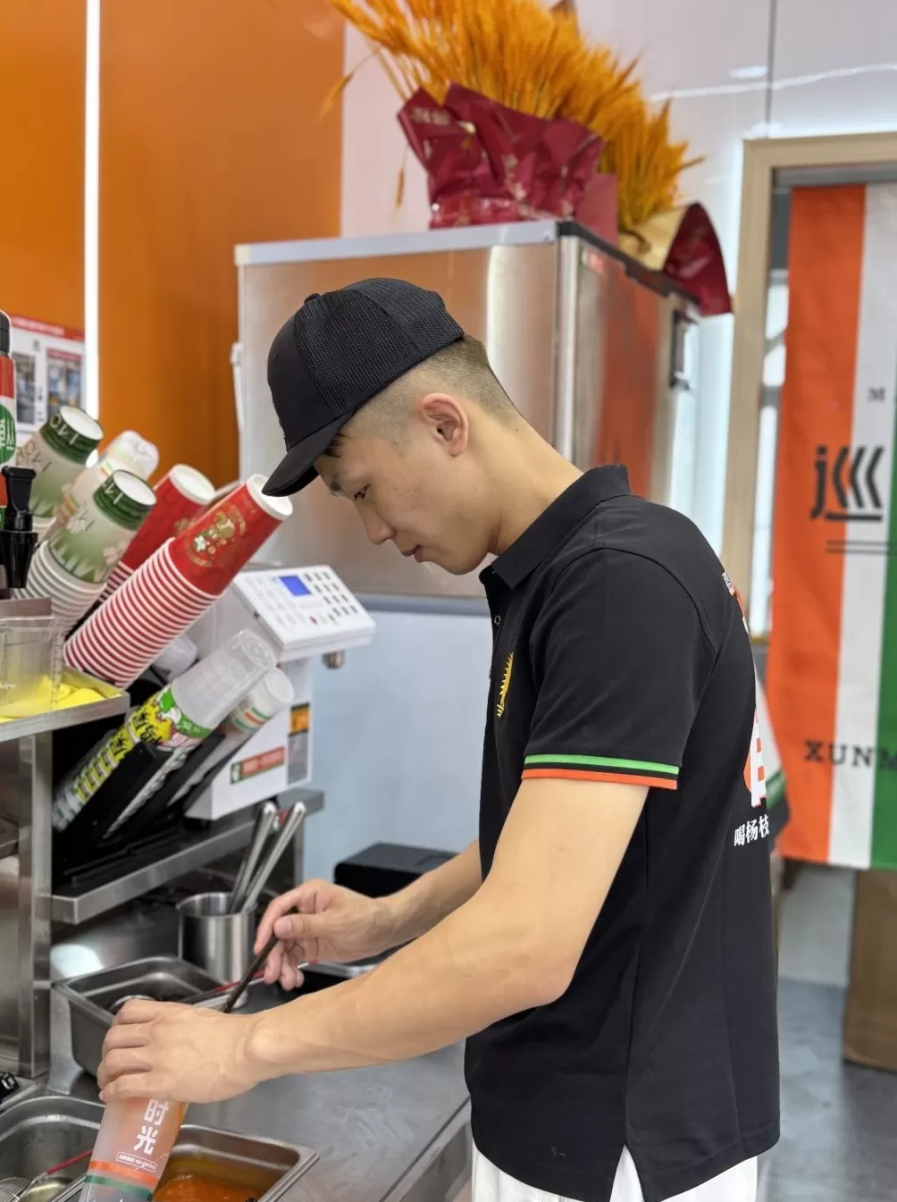 饮品店的专业技术能力 烽火再燃|“炮手”调茶,日销500杯!“00后”退役兵瞄准小镇奶茶店蓝海