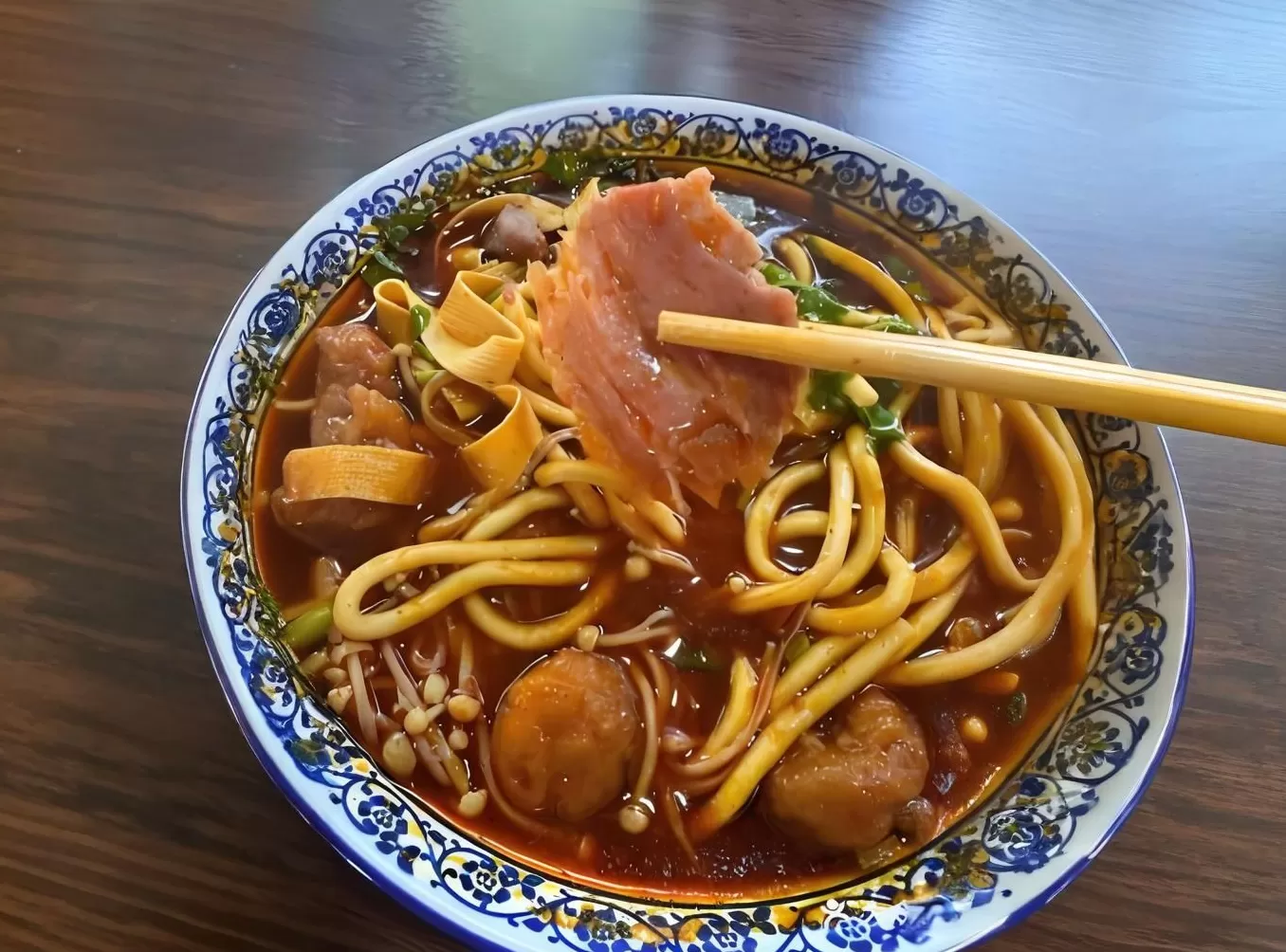 顺溜刀削面的猪肉面卤怎么做 “老巷烟火繁华”系列报道12 顺溜削面: 一口香滑 满心欢喜