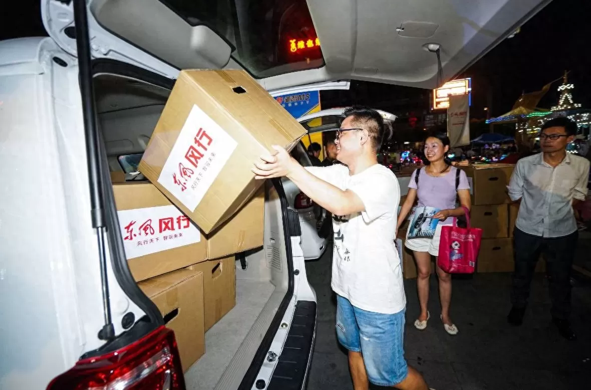 饮品店桌椅 没想到陈都灵能hold住这样的配色