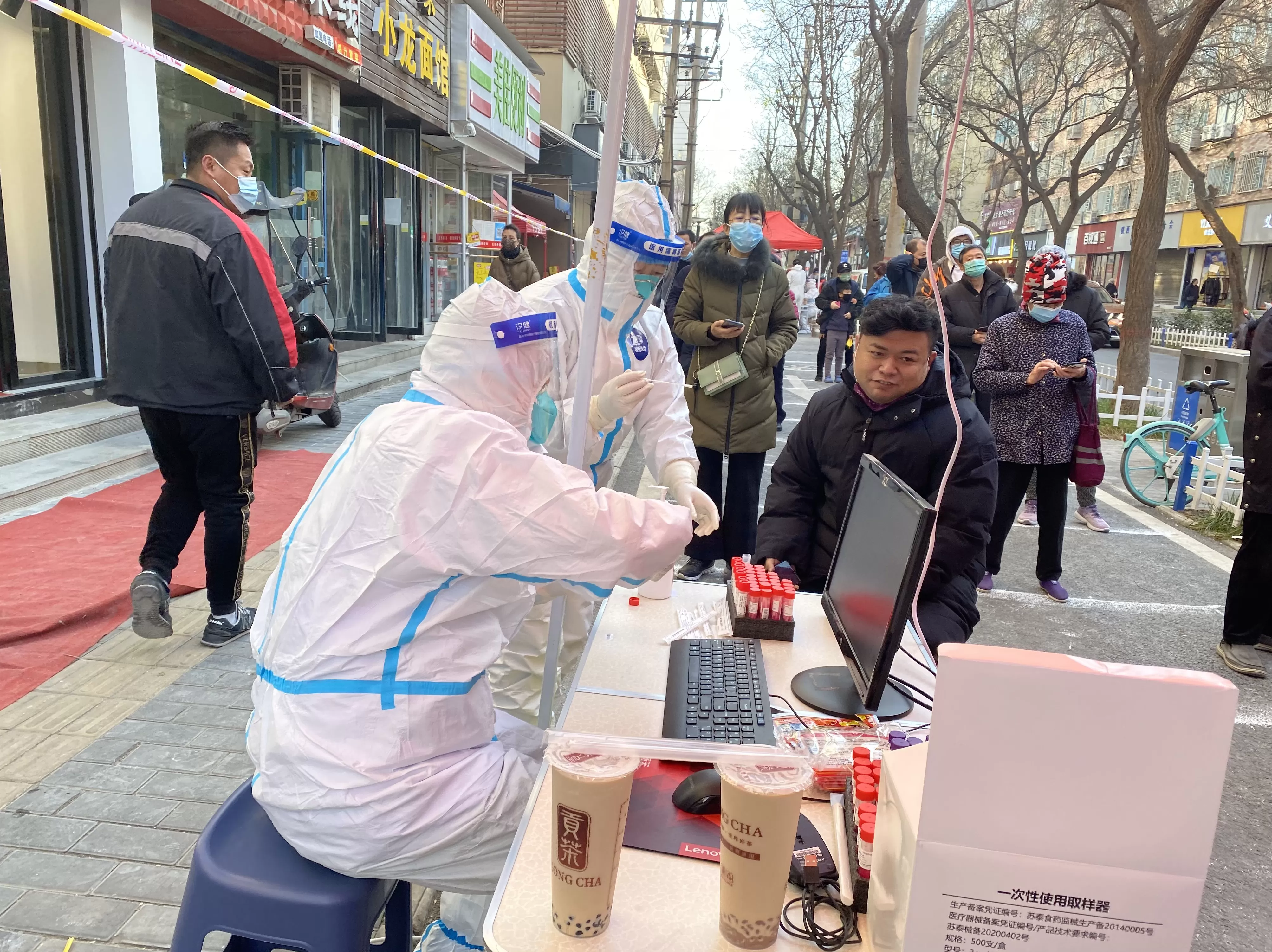 饮品店送奶茶给一线防疫人员 暖暖奶茶送给抗疫一线医护人员与志愿者