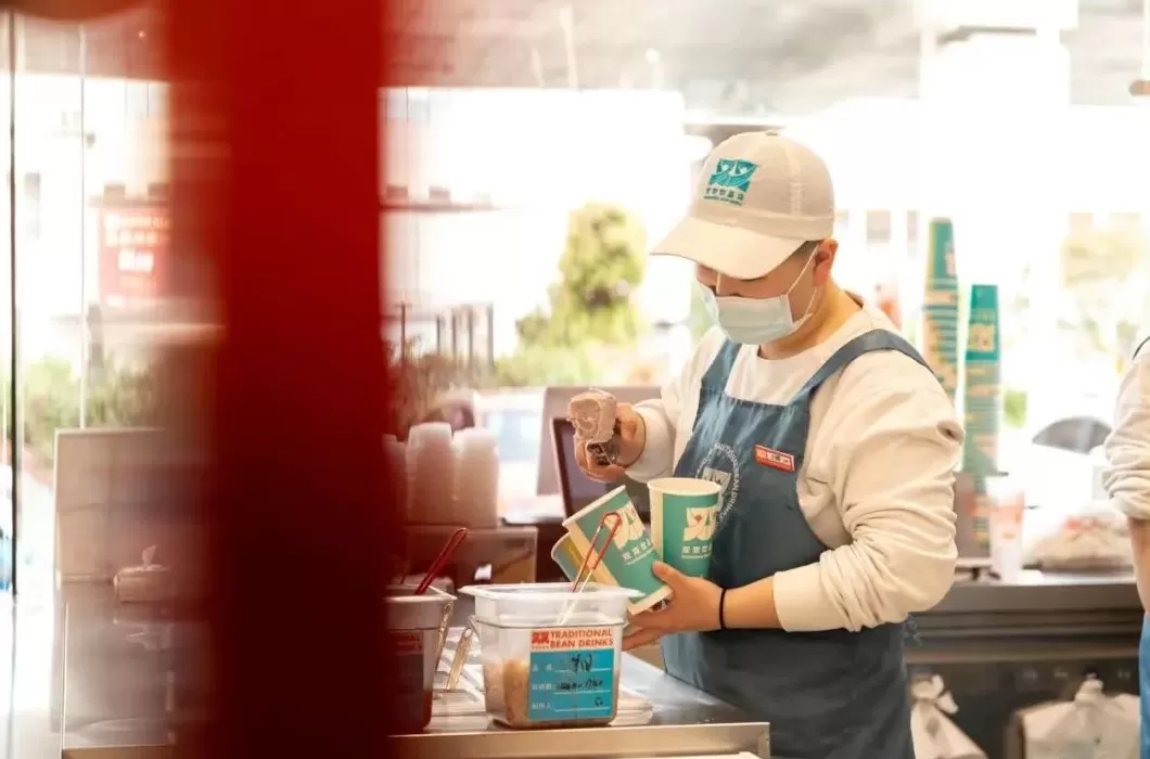 饮品店旋转灯箱 动感灯箱凭什么成商家新宠?动态吸睛+高性价比的双重密码