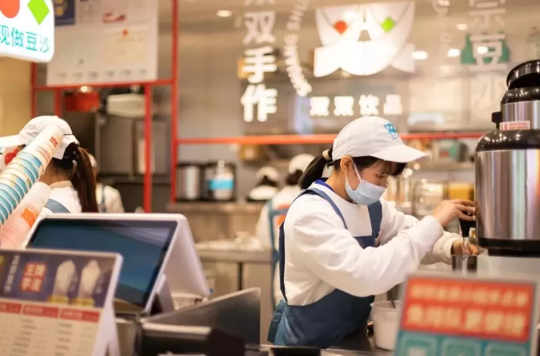 饮品店旋转灯箱 动感灯箱凭什么成商家新宠?动态吸睛+高性价比的双重密码