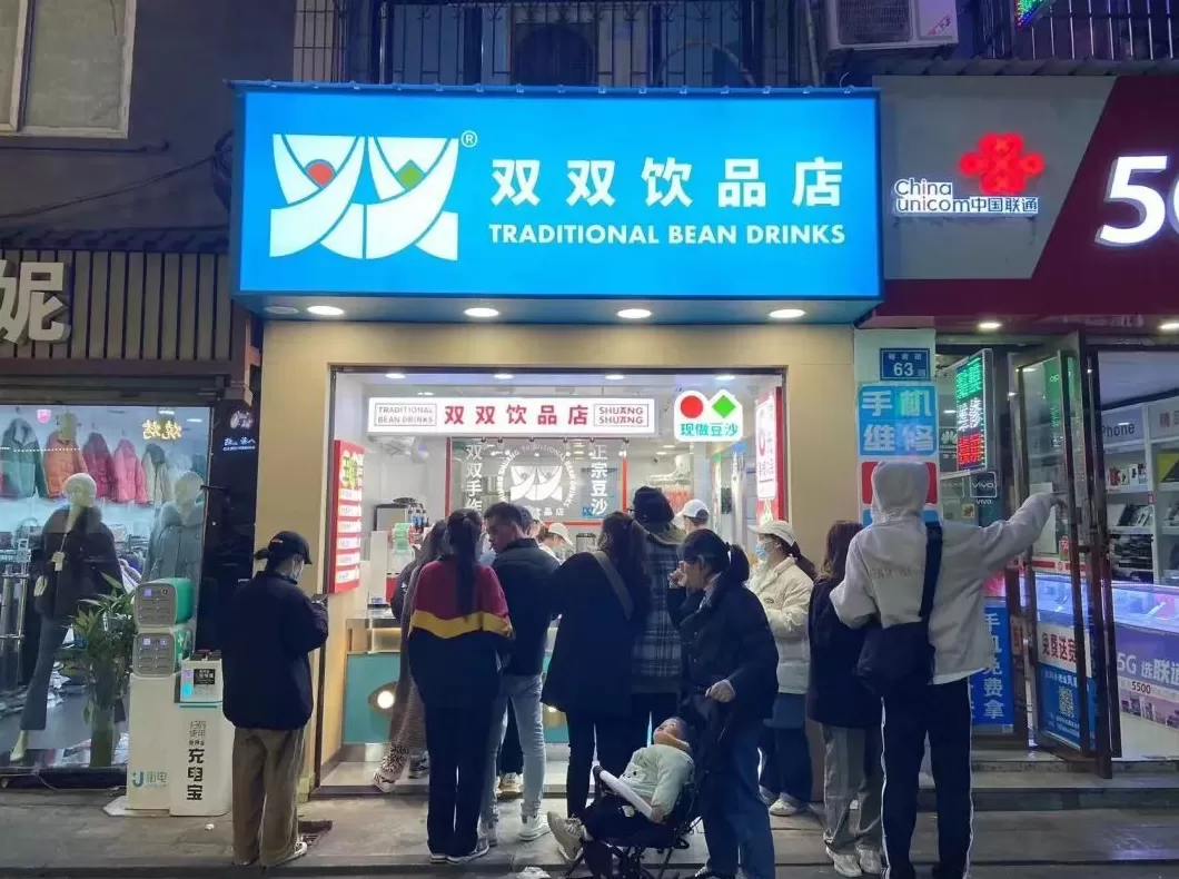 饮品店旋转灯箱 动感灯箱凭什么成商家新宠?动态吸睛+高性价比的双重密码