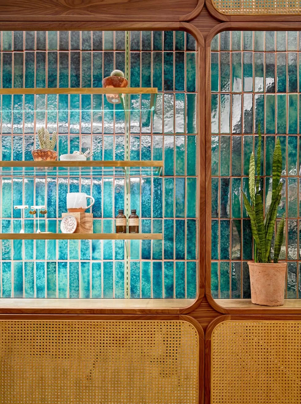 饮品店装修效果图仿古 小小果汁店玩起复古油画风,这次真的美到心坎里了