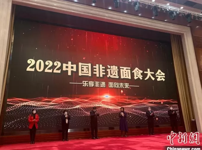 顺溜削面对比兰州拉面 这些面食为何火遍全国？