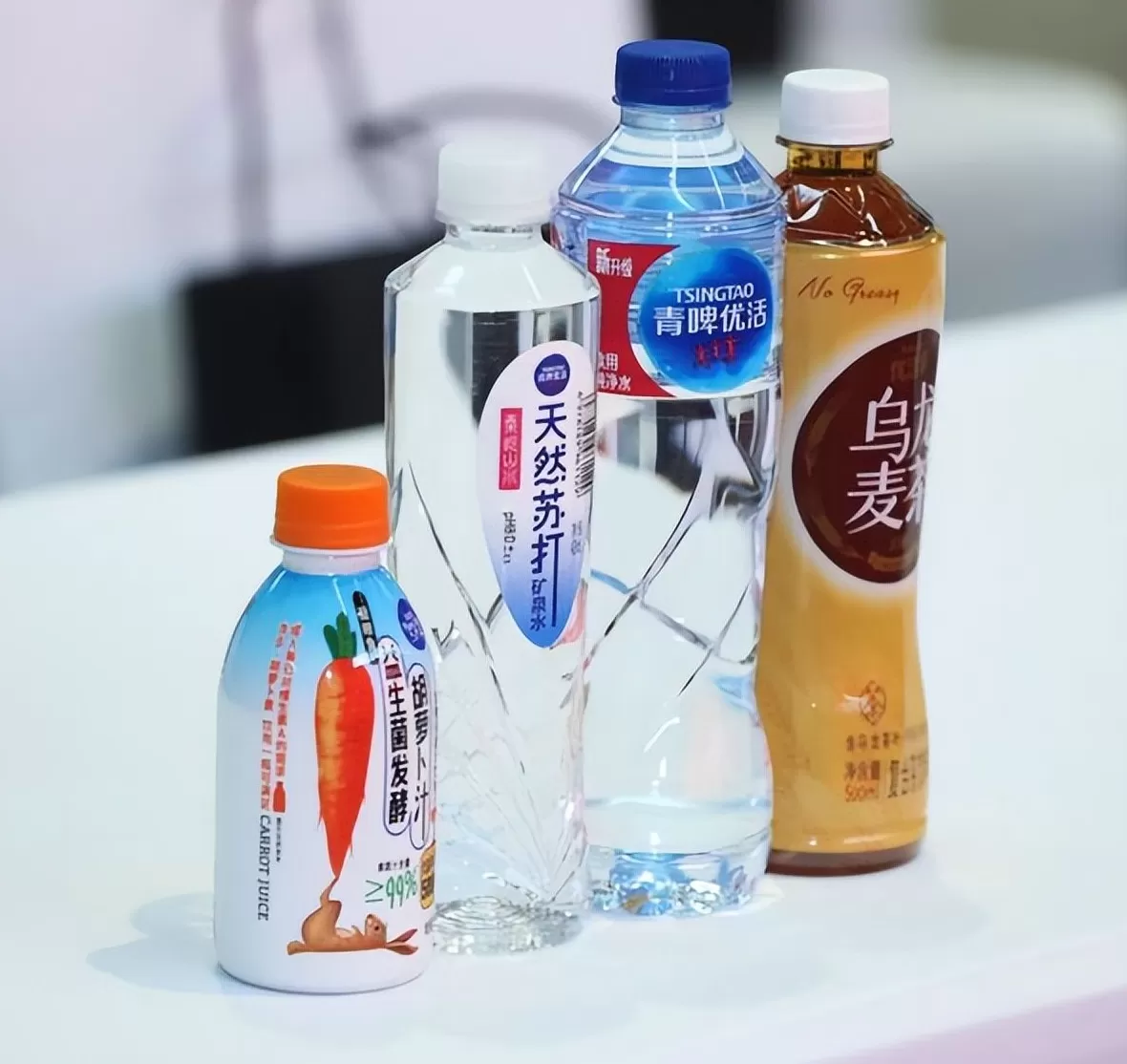 饮品店音乐彩绘 青岛啤酒健康饮品携手春秋航空 彩绘飞机首航仪式暨战略合作签约礼举行