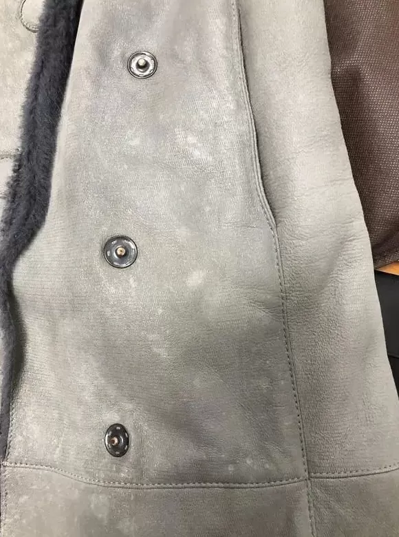 象王干洗价目表 惊呆!8万元阿玛尼皮衣,干洗后布满白斑!消费者**五年,证物离奇消失→