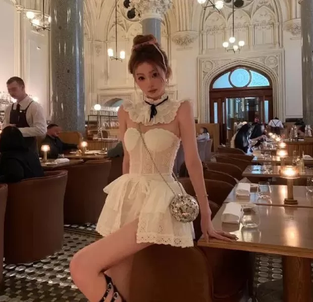 饮品店女生服务员背景照片 懒懒到高档餐厅吃饭,穿“女仆装”又甜又嫩身材超好,羡慕王思聪