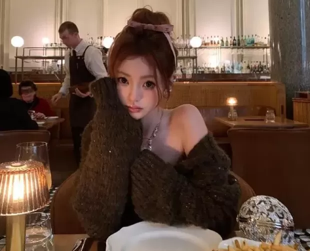 饮品店女生服务员背景照片 懒懒到高档餐厅吃饭,穿“女仆装”又甜又嫩身材超好,羡慕王思聪