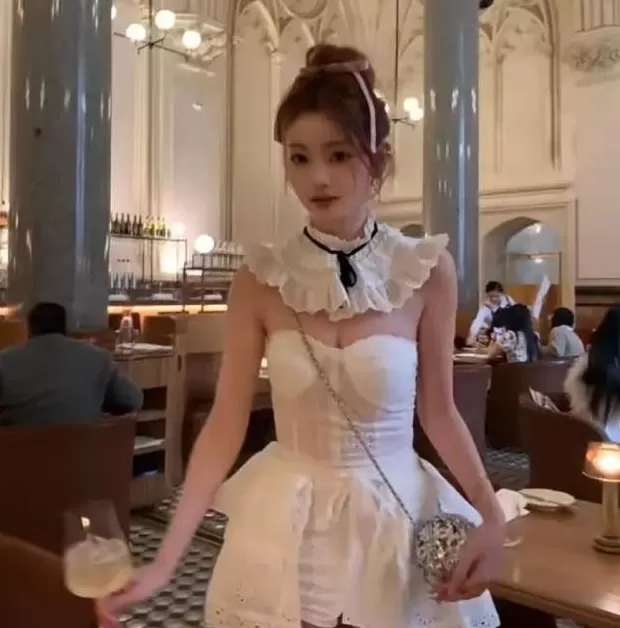 饮品店女生服务员背景照片 懒懒到高档餐厅吃饭,穿“女仆装”又甜又嫩身材超好,羡慕王思聪