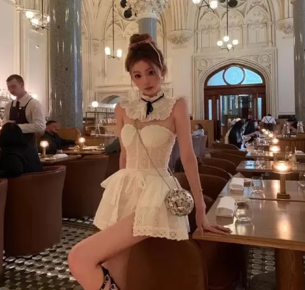 饮品店女生服务员背景照片 懒懒到高档餐厅吃饭,穿“女仆装”又甜又嫩身材超好,羡慕王思聪