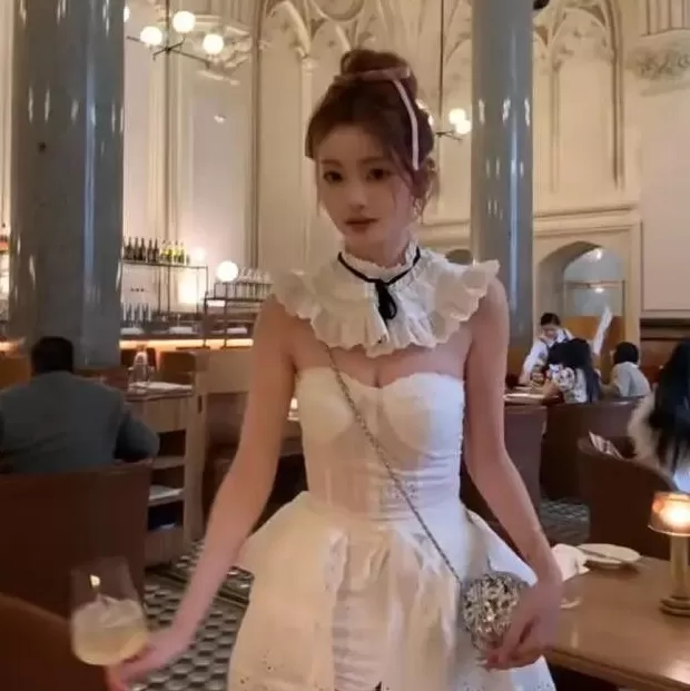 饮品店女生服务员背景照片 懒懒到高档餐厅吃饭,穿“女仆装”又甜又嫩身材超好,羡慕王思聪