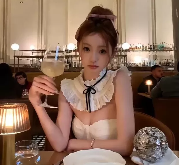 饮品店女生服务员背景照片 懒懒到高档餐厅吃饭,穿“女仆装”又甜又嫩身材超好,羡慕王思聪