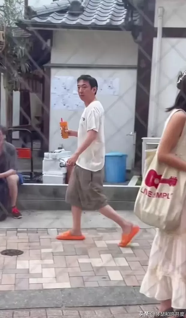 共度饮品店 王思聪东京街头被偶遇,带美女喝蜜雪7块钱饮料,被吐槽消费降级