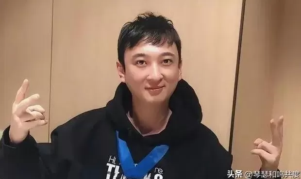 共度饮品店 王思聪东京街头被偶遇,带美女喝蜜雪7块钱饮料,被吐槽消费降级