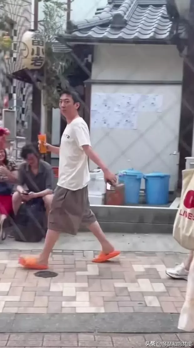 共度饮品店 王思聪东京街头被偶遇,带美女喝蜜雪7块钱饮料,被吐槽消费降级
