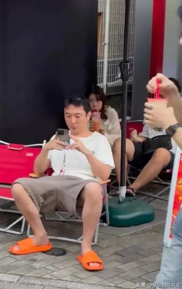 共度饮品店 王思聪东京街头被偶遇,带美女喝蜜雪7块钱饮料,被吐槽消费降级
