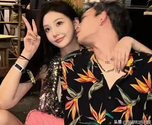 共度饮品店 王思聪东京街头被偶遇,带美女喝蜜雪7块钱饮料,被吐槽消费降级