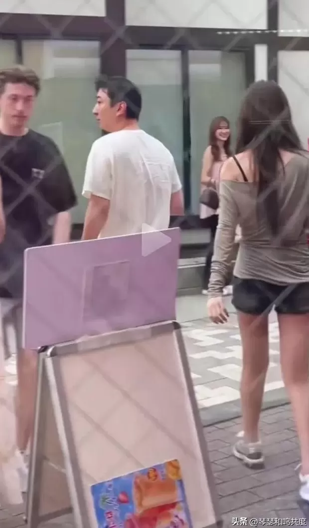 共度饮品店 王思聪东京街头被偶遇,带美女喝蜜雪7块钱饮料,被吐槽消费降级