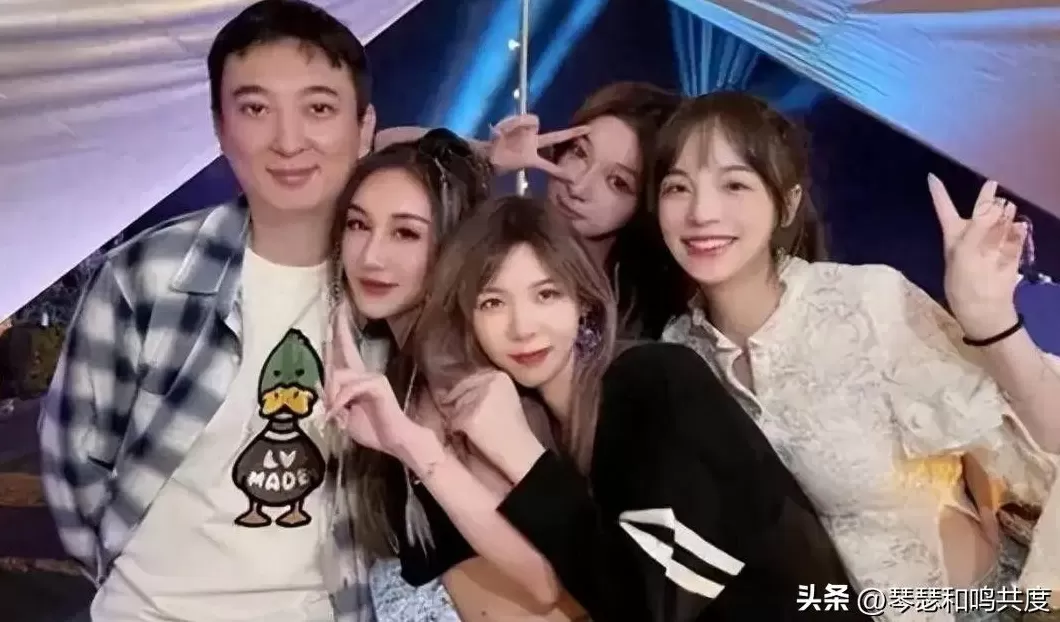 共度饮品店 王思聪东京街头被偶遇,带美女喝蜜雪7块钱饮料,被吐槽消费降级