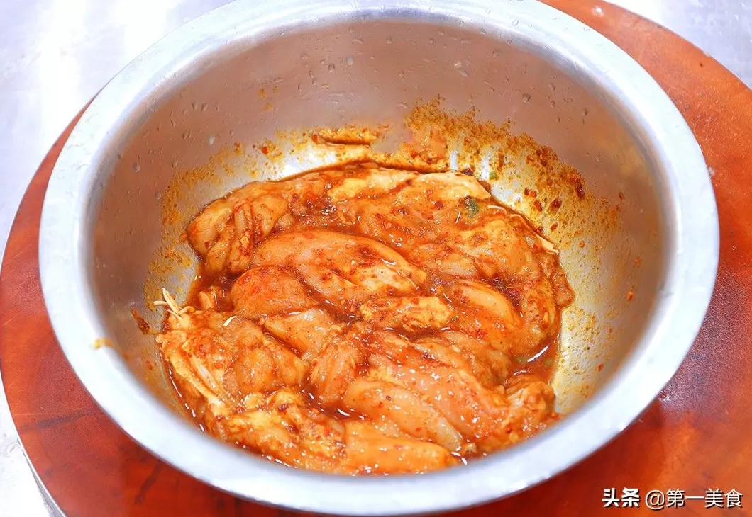 鸡扒和鸡排是一样的吗 不到6块钱!快试试谷言新出的大鸡排,喷香多汁!煎一煎搞定!