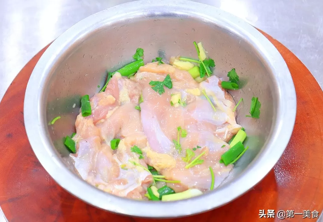 鸡扒和鸡排是一样的吗 不到6块钱!快试试谷言新出的大鸡排,喷香多汁!煎一煎搞定!