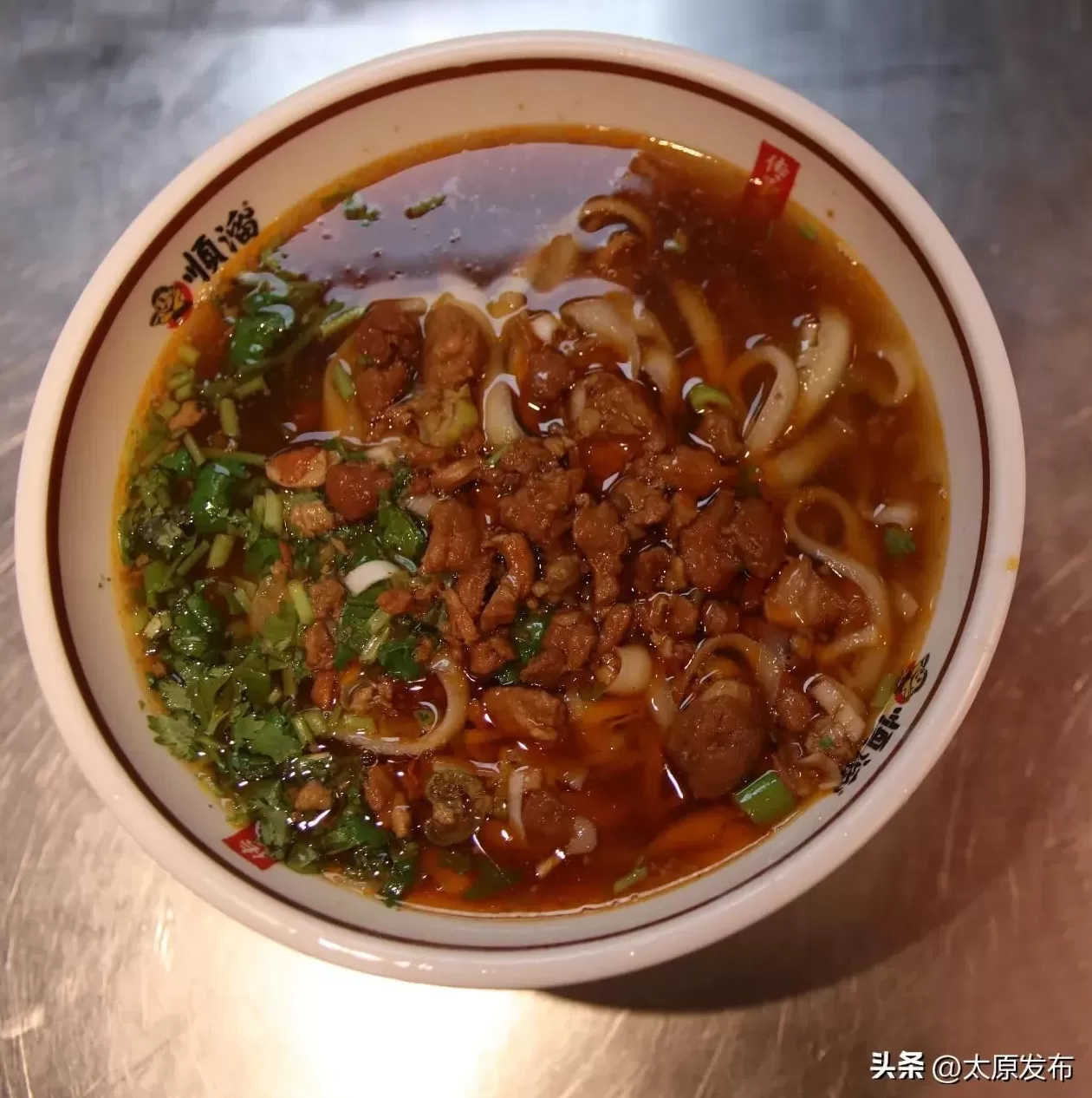 顺溜刀削面视频 “老巷烟火繁华”系列报道12 顺溜削面: 一口香滑 满心欢喜